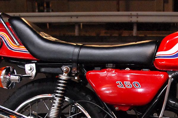 マッハ250/350SS初期(71年～72年)ノーマルタイプアンコ抜きシート